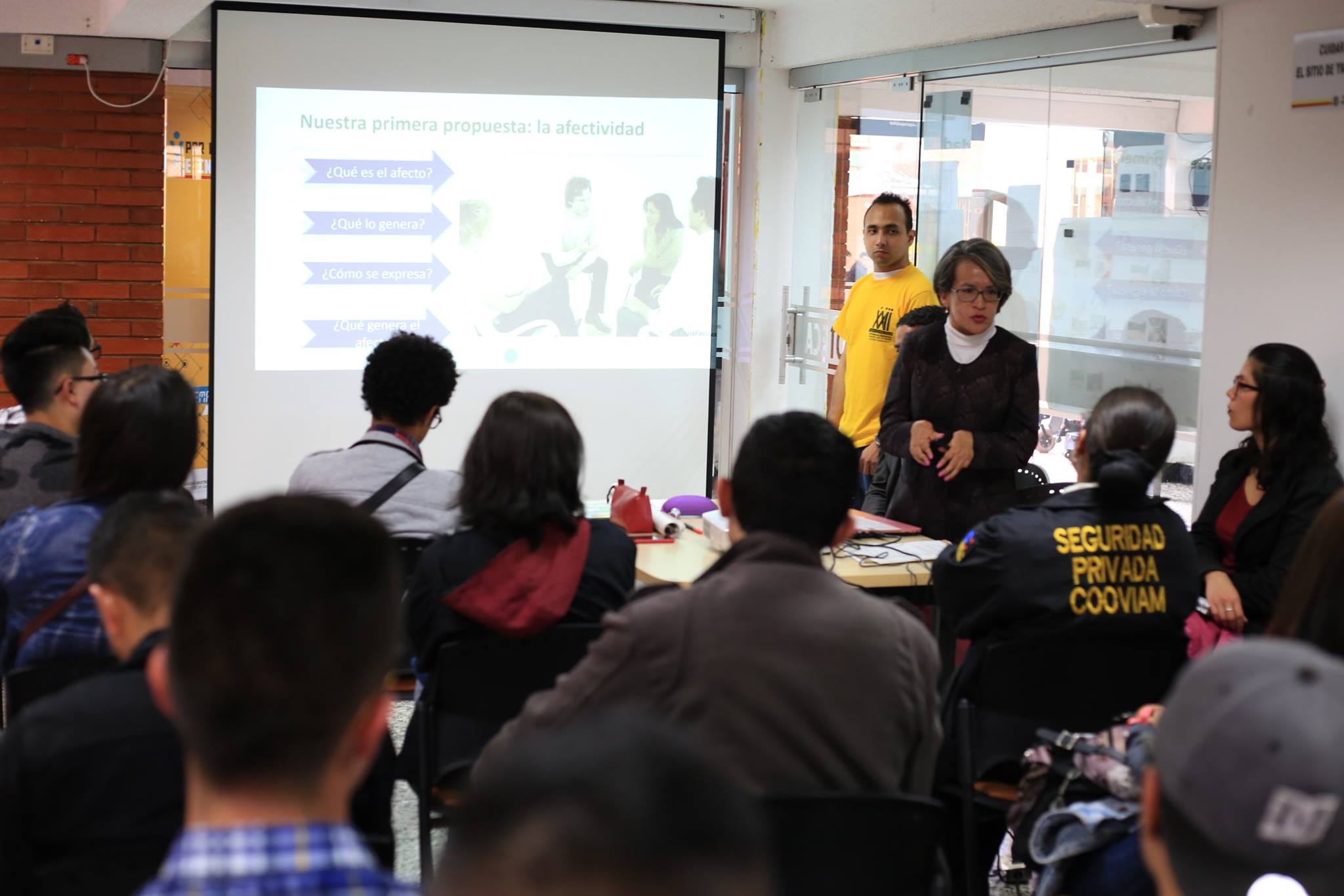 Taller de vida universitaria dirigido por la docente Sandra Méndez a estudiantes, docentes y personas de seguridad