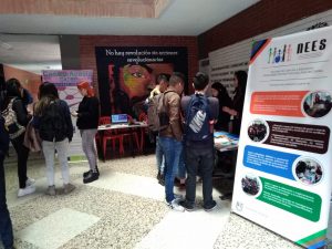 Espacio con estudiantes y expositores para la exhibición de las muestras