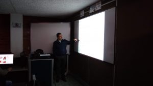 Profesor Fernando Martínez realizando el taller de presentaciones