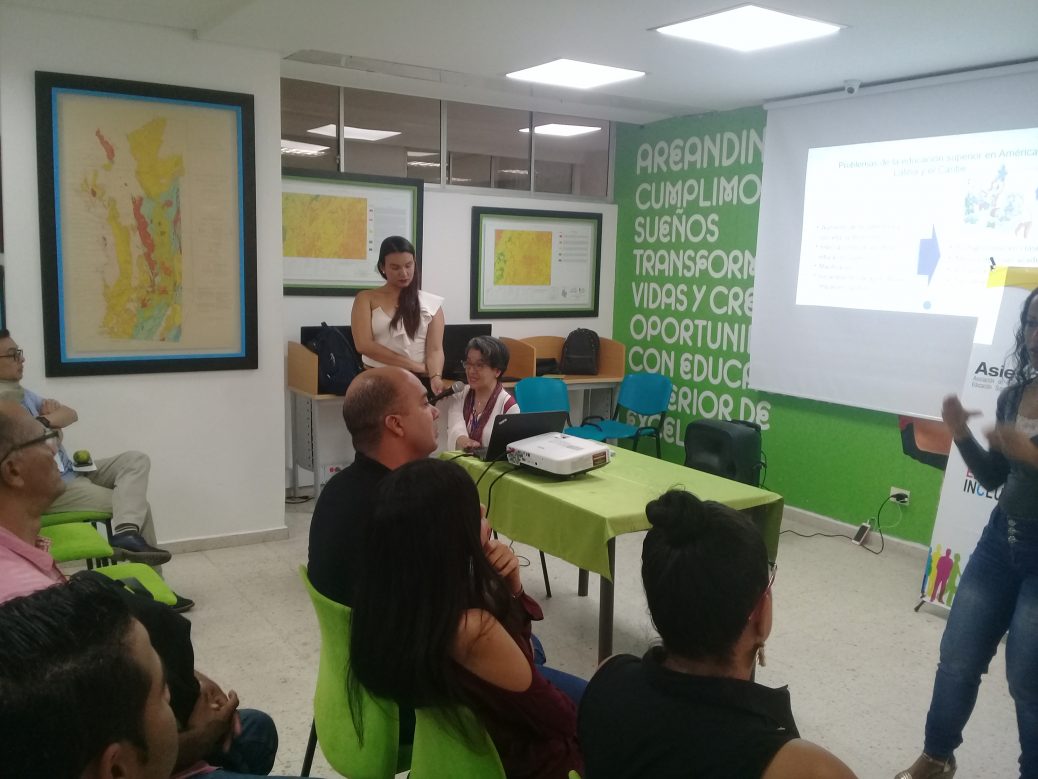 Sandra Méndez presentando la ponencia en evento de Valledupar