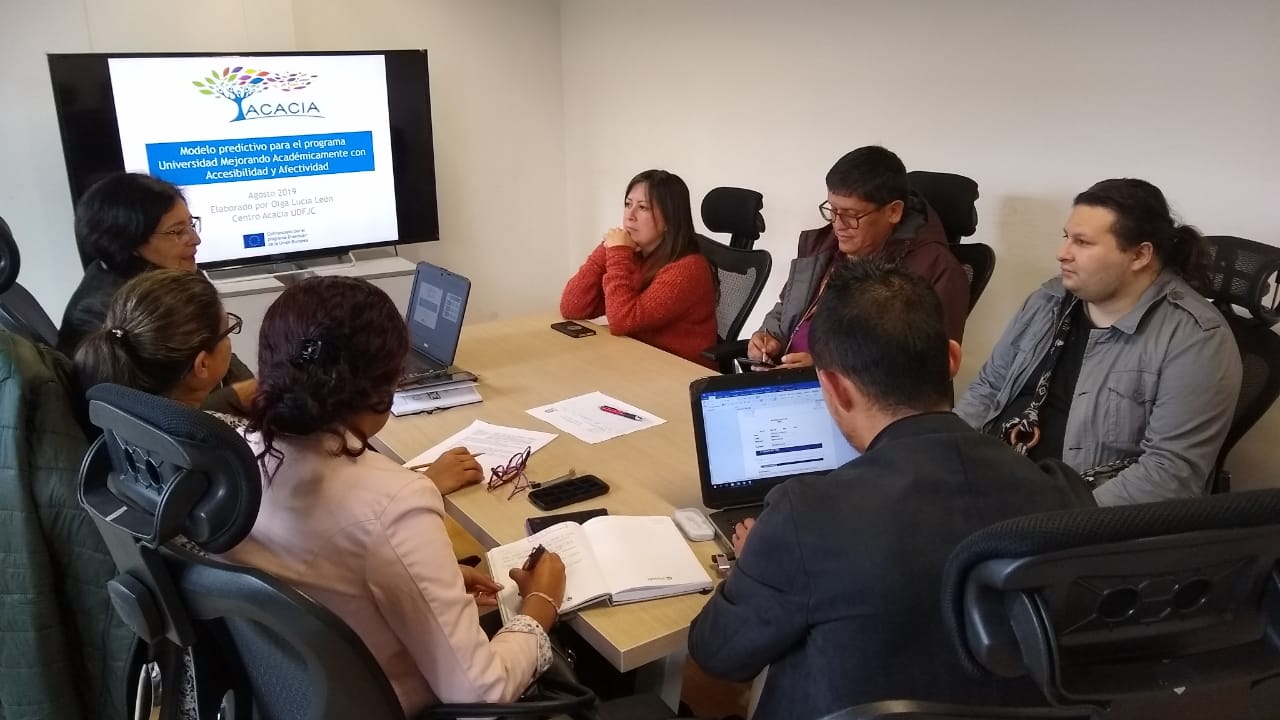 Docentes en reunión sobre el modelo predictivo para le programa del CADEP