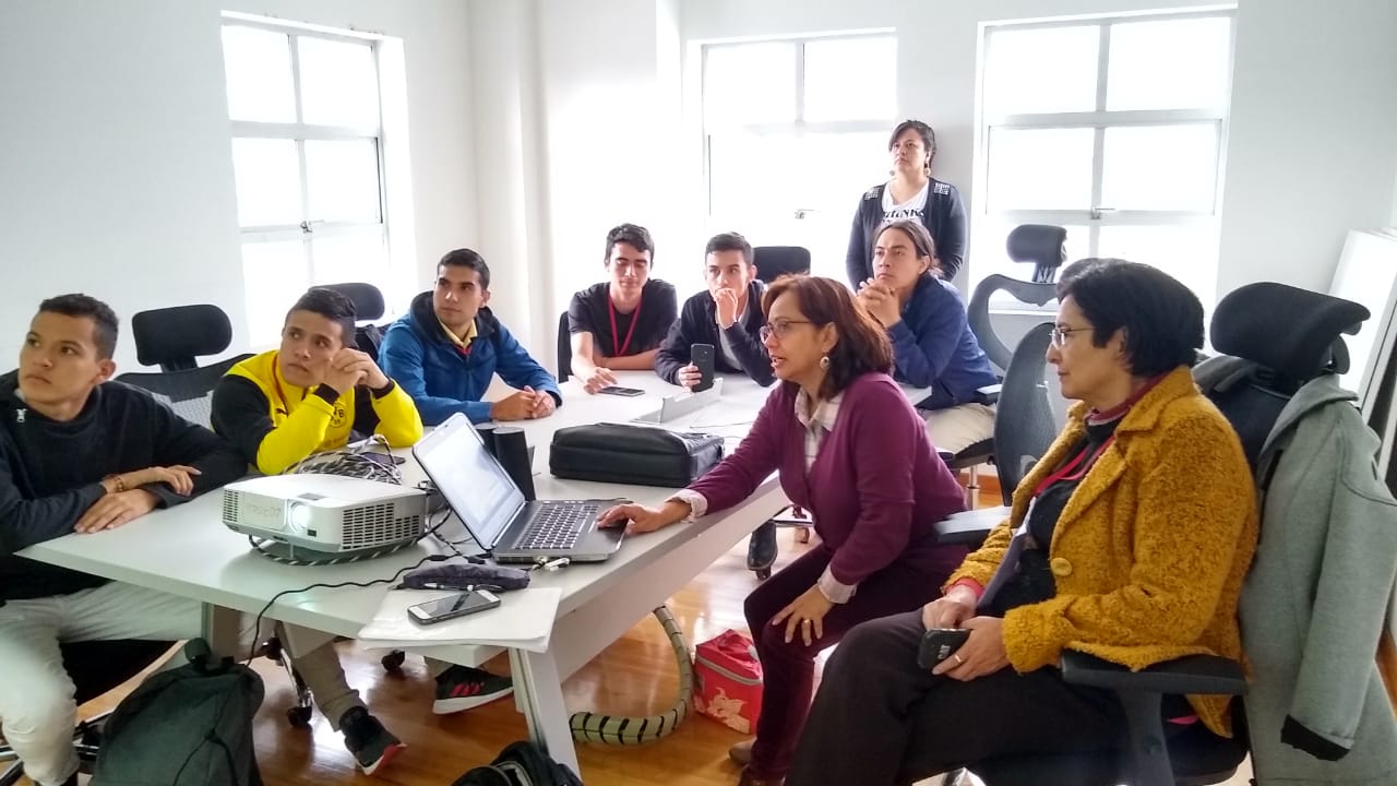 Profesoras Diana Gil y Olga Lucía León trabajando con estudiantes de neiva