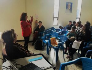 Profesora Diana Gil dando la exposición