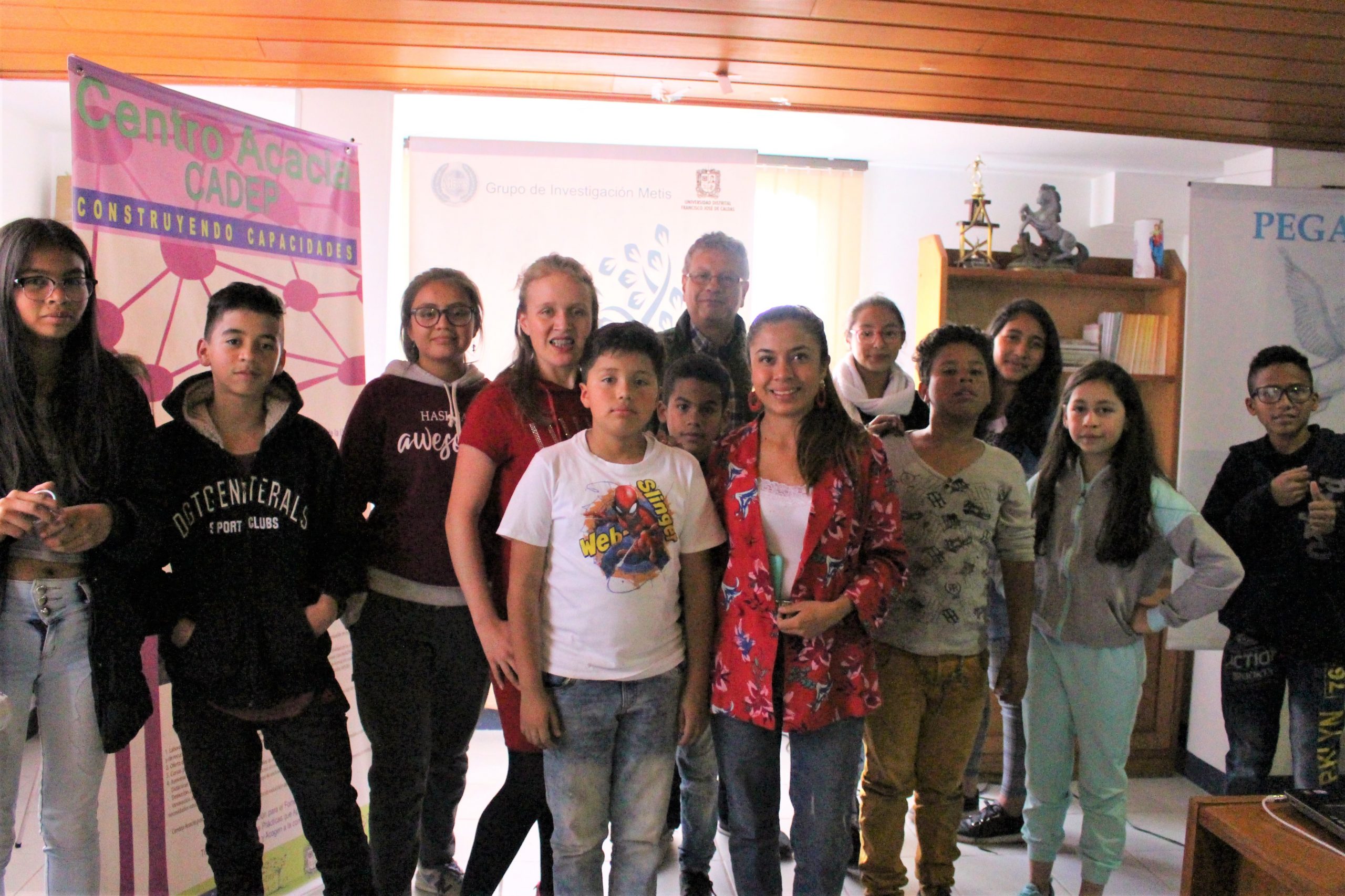 Estudiantes de localidad de Usme con el coordinador del módulo innova y la asistente de comunicación