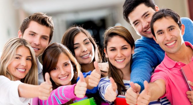 Personas con el dedo pulgar hacia arriba