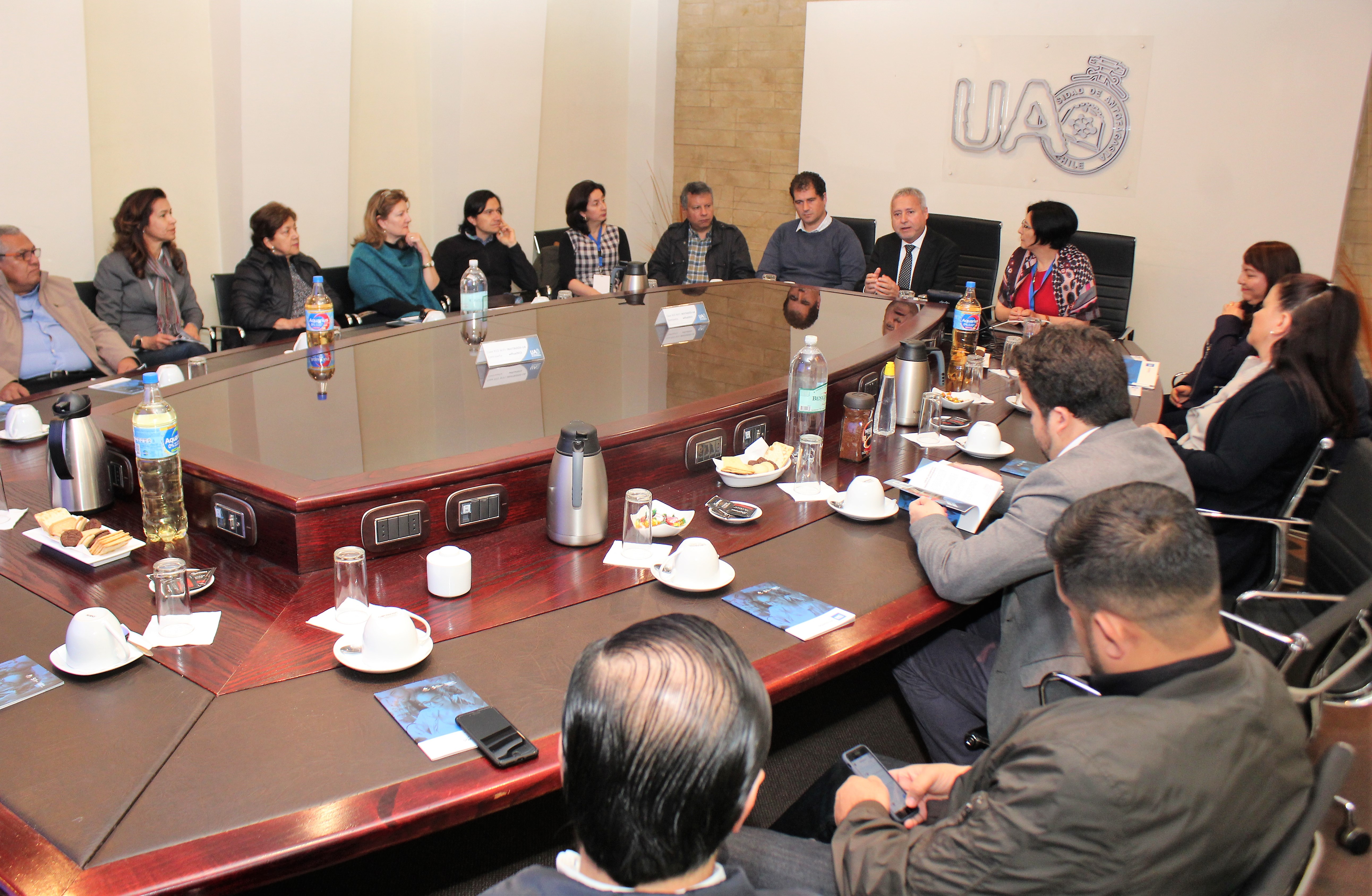 Mesa con equipo ACACIA en el cierre del proyecto realizado en la Universidad Antofagasta