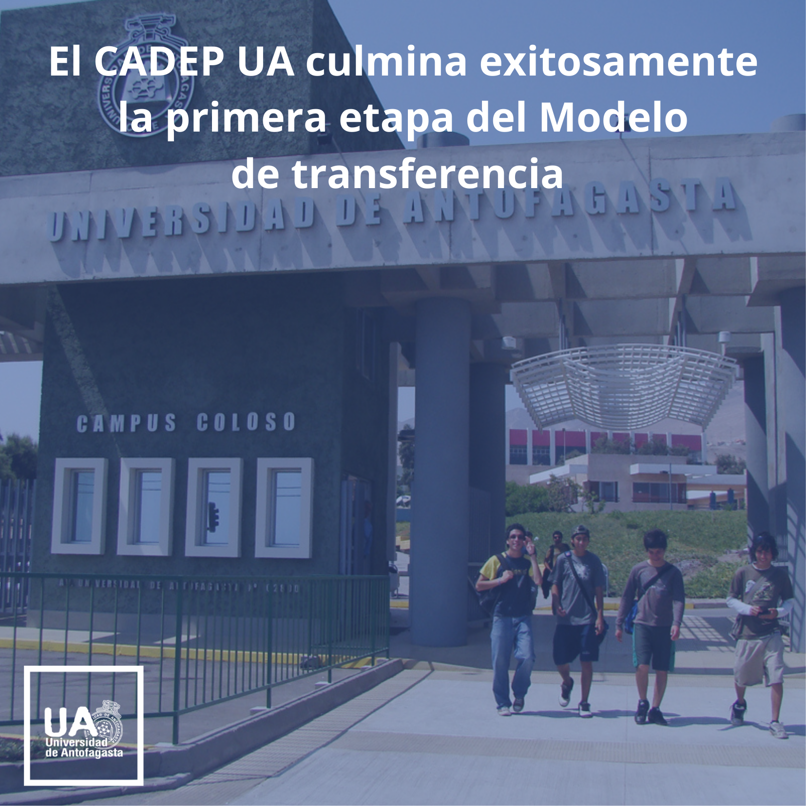 Entrada de la Universidad de Antofagasta - Campus Coloso con estudiantes saliendo